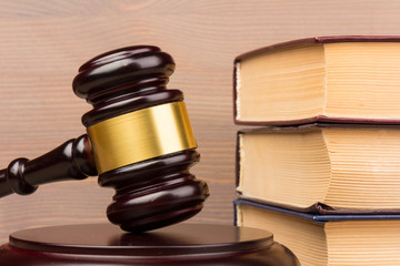 Obraz premium Wooden judges gavel on wooden table, close up. Space for text