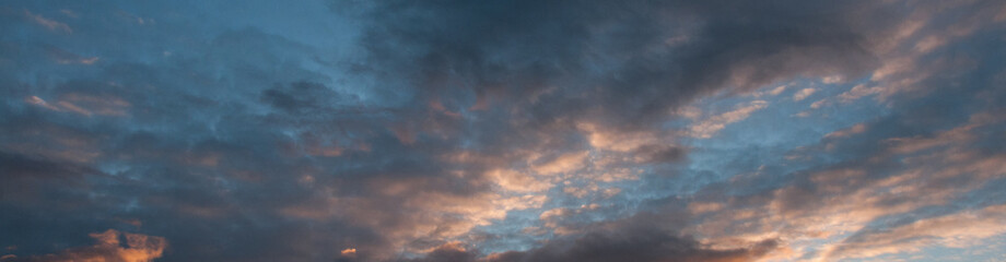 Panorama de ciel bleu et nuages coloré gris rose au coucher du soleil