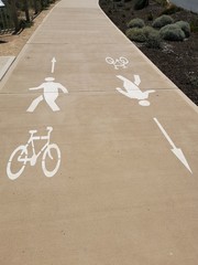 Radweg und Gehweg Markierungen