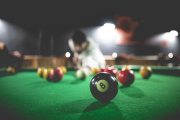 Table de billard dans un bar - 8 ball - obrazy, fototapety, plakaty