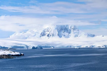 Vlies Fototapete Antarktis Landschaft mit schneebedeckten Bergen und gefrorenen Küsten entlang der Danco-Küste auf der antarktischen Halbinsel, Antarktis?