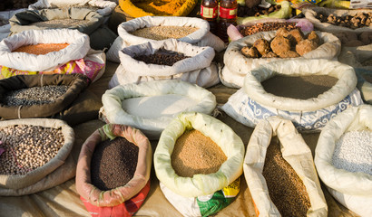 Especias de colores en un mercado callejero en Katmand&uacute;