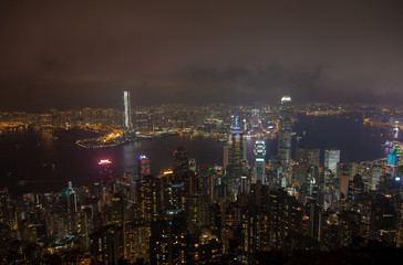 Fototapeta premium Pejzaż Hongkongu Yau Tsim Mong migający wieżowiec