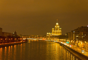 Obraz premium Bright lights of the night city. Embankment Moscow