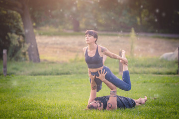 Acroyoga di coppia all'aperto