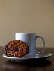Merienda de una taza de leche con galletas de chocolate, avena y sésamo 