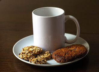 Merienda de una taza de leche con galletas de chocolate, avena y sésamo 