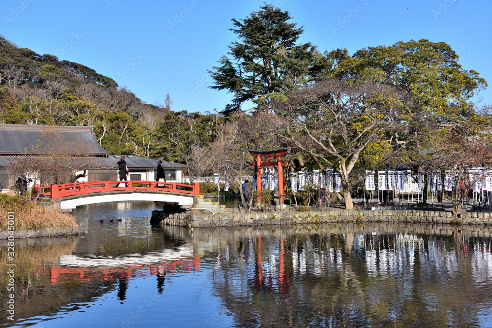 Wall mural 鎌倉鶴岡八幡宮の池に反射する弁天社ののぼり