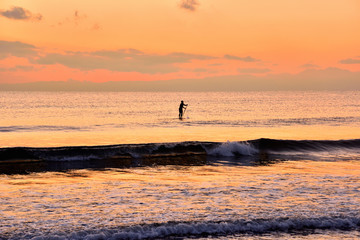 Fototapeta premium 夕日が沈む材木座海岸