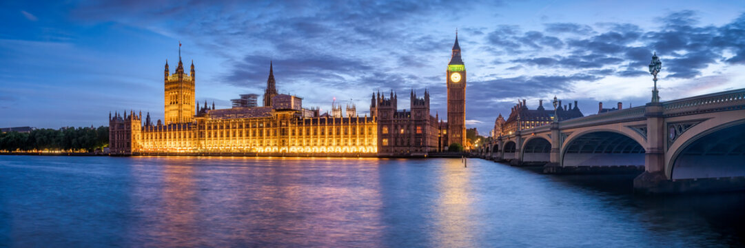 Panoramic view of the Palace of Westminster and Big Ben