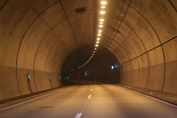 Blick in einem Autobahn Tunnel, Tunnelröhre