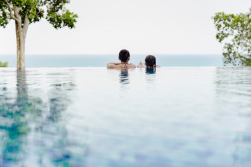 Mutter mit Tochter im Infinity-Pool, Vietnam