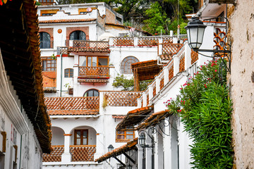 Fototapeta na wymiar Alleys and details of the homes in Taxco Guerrero Mexico.