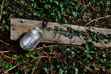 Altes Holzbrett mit Lampe