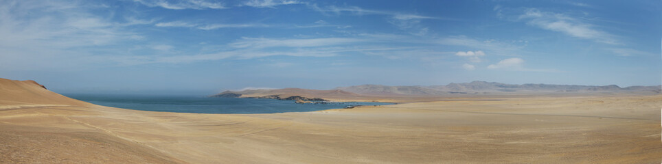 Fototapeta premium Park Narodowy Paracas w Peru. Wybrzeże oceanu i pustynia. Panorama.