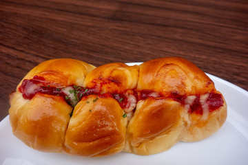 ケチャップのかかったソーセージパン