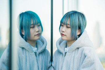 若い女性とリフレクション