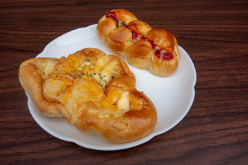 白い皿の上の日本の惣菜パン