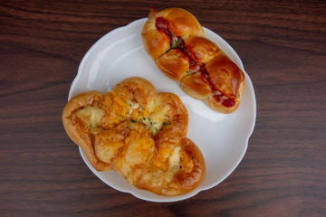 白い皿の上の日本の惣菜パン