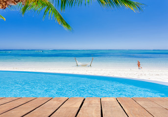Piscine sur plage tropicale , concept vacances de rêve 