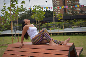 Mujer morena latina haciendo ejercicios de yoga