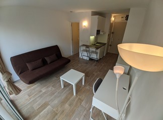 Petit studio, appartement en centre ville, mignon avec canapé cuisine ouverte de 18m2 avec balacon...