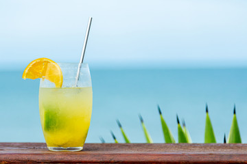 Coquetel caipirinha na praia 
