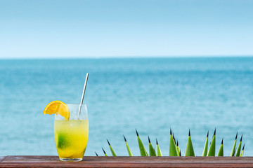 bebida tropical na beira da praia
