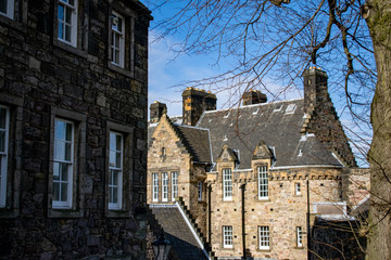 Obraz premium inside the castle in edimburgh city, scotland on the rocks with a blue sky at sunset