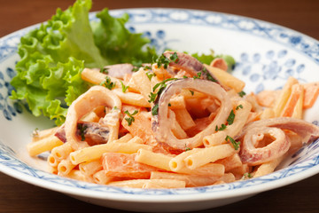 マカロニといかのオロラソース和え