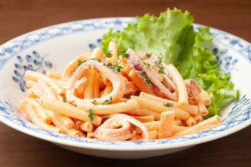 マカロニといかのオロラソース和え