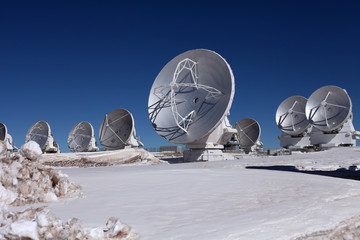 Radioteleskop Array ALMA in Chile, Atacama, Parabolantennen vor blauem Himmel mit Wolken