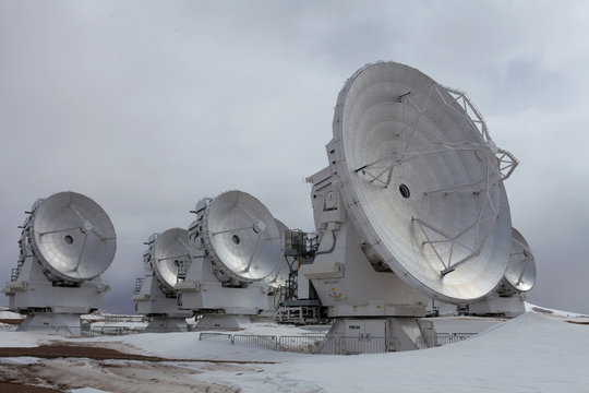 Radioteleskop Array ALMA in Chile, Atacama, Parabolantennen vor blauem Himmel mit Wolken