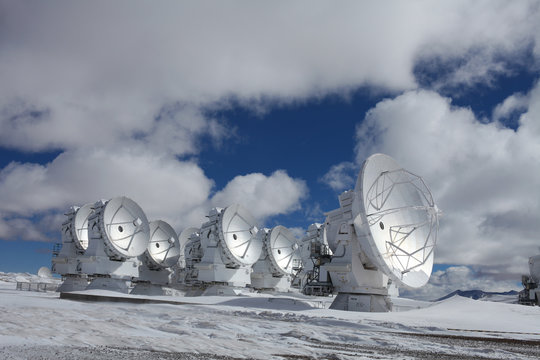 Radioteleskop Array ALMA in Chile, Atacama, Parabolantennen vor blauem Himmel mit Wolken