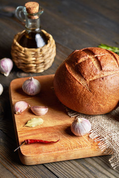 Freshly baked bread lies on a cutting board