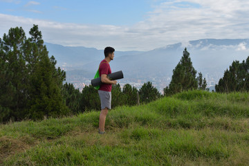 Obraz premium Joven latino acampando en una montaña 