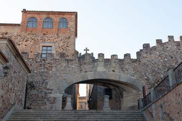 Cáceres, España - 15 de agosto de 2019: arco de estrellas en la plaza principal.