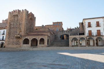 Cáceres, España - 15 de agosto de 2019: Torre Bujaco y Torre del Púlpito en la Plaza Principal.