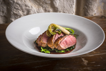 Petto d'anatra con verdure stufate