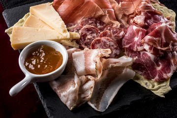 Tagliere di salumi e formaggi con composta di frutta