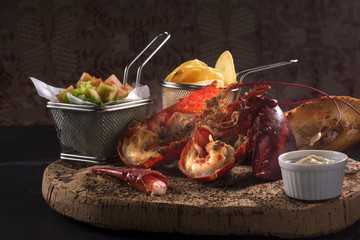 Lobster sandwich con patate fritte salse e verdure fresche