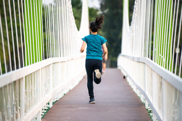 Obraz premium Asian women warm up before exercising in the park.
