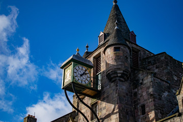 Fototapeta na wymiar old building in edinburgh scotland with blue sky