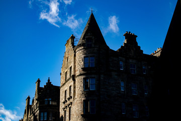 Naklejka premium old building in edinburgh scotland with blue sky