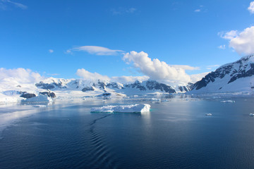 Fototapeta na wymiar Icebergs and mountains of the Antarctic Peninsula along the Danco Coast, Antarctica