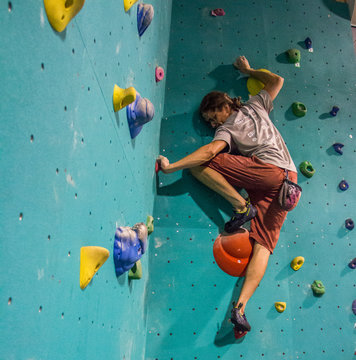 S&eacute;ance d'escalade dans une salle de bloc.