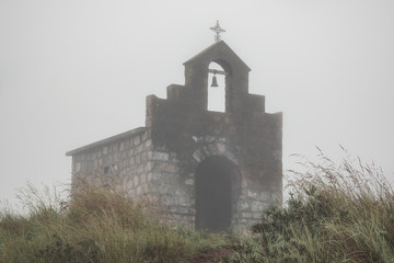Fototapeta na wymiar templo católico con niebla atrás