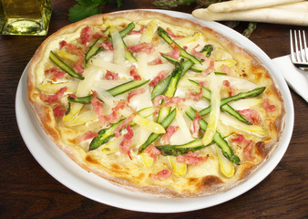 Flammkuchen mit Spargel und Speck