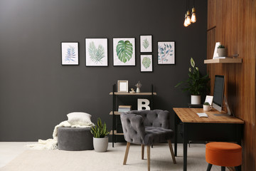 Fototapeta premium Wygodne miejsce pracy z komputerem przy drewnianej ścianie w stylowym wnętrzu pokoju. Projekt biura domowego