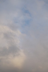 Dramatischer Himmel am Abend mit Wolken und Licht der Sonne